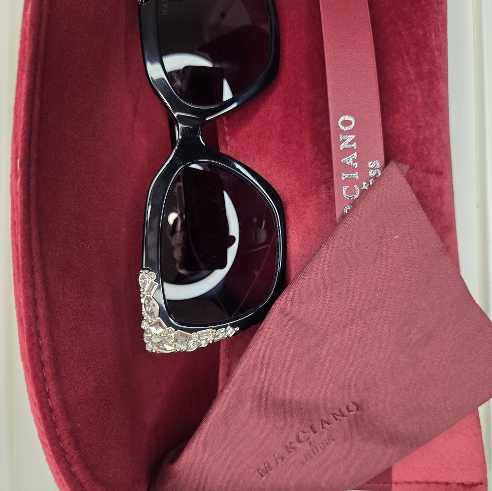 Guess by Marciano Black Sunglasses - Picture 11 of 14